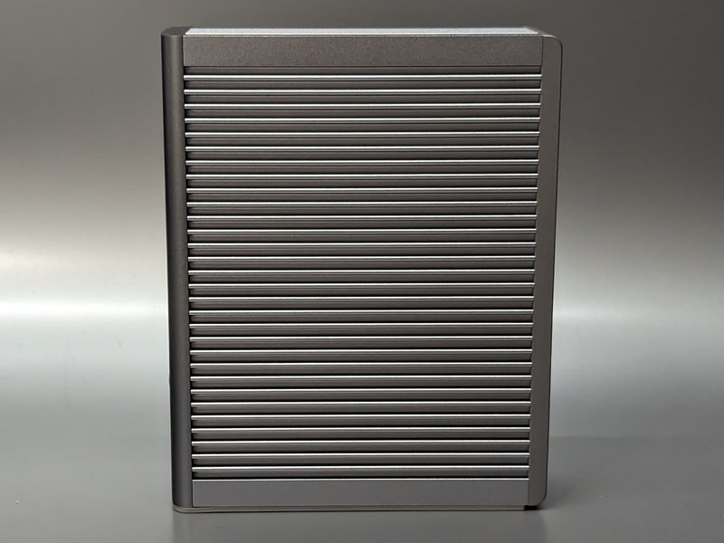 両側面はスリットの入ったデザインで放熱性を高めている