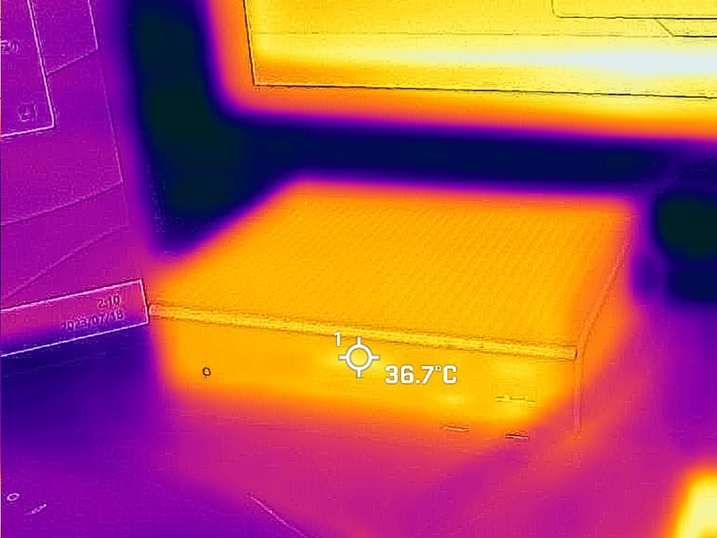 ある程度負荷をかけた状態でサーモカメラでチェックしたところ、もっとも熱を持っている箇所で37℃を超えていなかった
