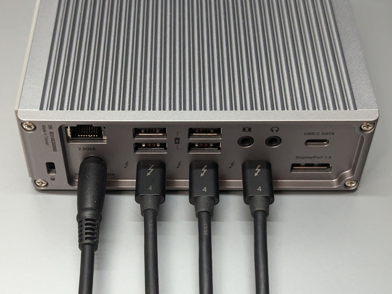 アップストリームポート×1とダウンストリームポート×2にそれぞれケーブルを接続した状態。2台のモニターに同時出力が行なえる