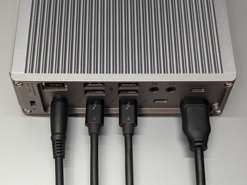 ダウンストリームポート×1の代わりにDisplayPortにケーブルを接続した状態。こちらも2台のモニターに同時出力が行なえる。なおDisplayPortに接続したモニターは自動的にセカンダリモニターとして認識される