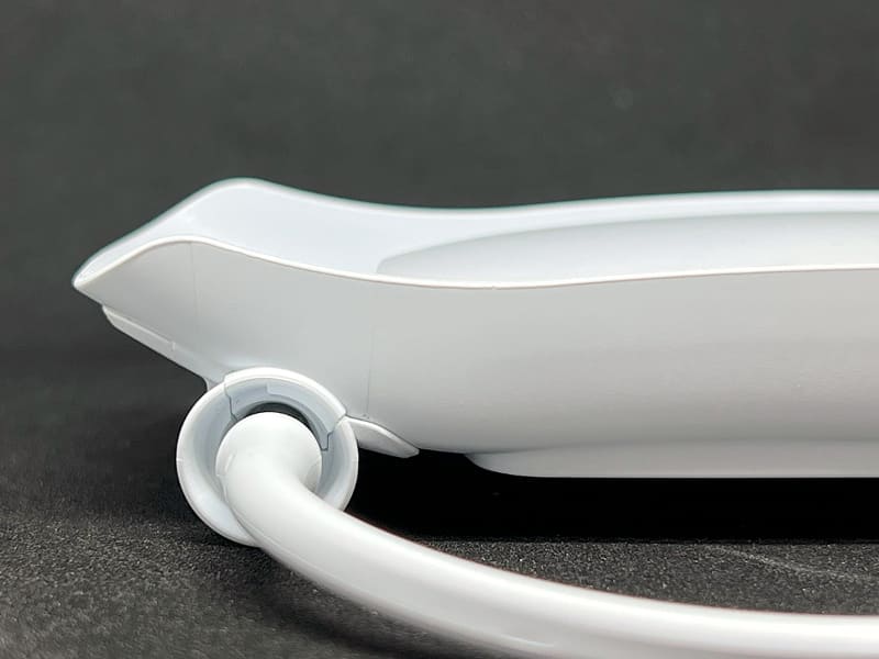 REON POCKET 3の専用ネックバンド2を横から見たところ。エアロパーツを使用しなくても排気の方向を変えるような設計となっている