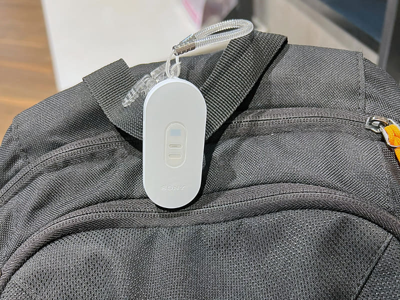 筆者はポケットがない服を着ることが多いためリュックなどに固定することが多い