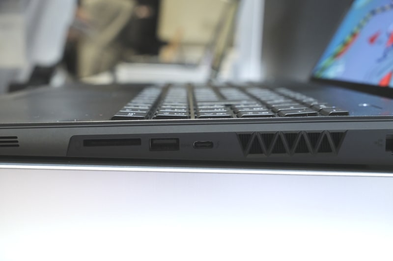 ノートPCでは珍しいステップスカルプチャ構造を採用