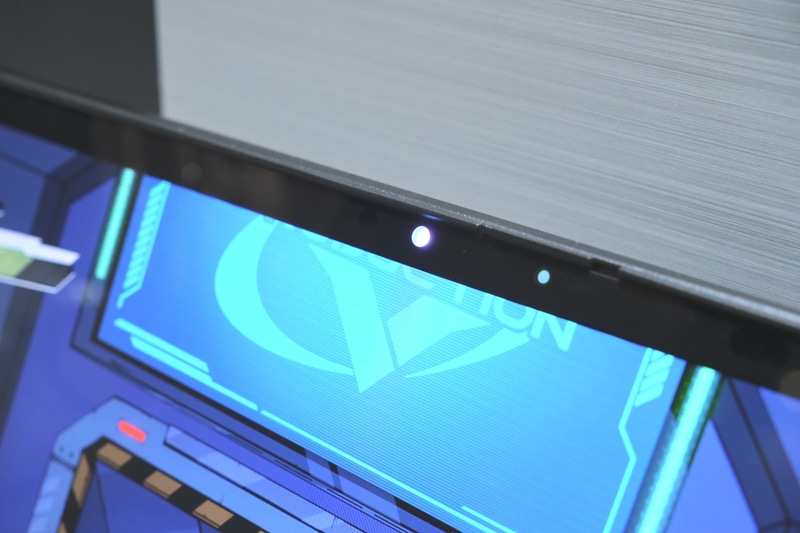 Webカメラ横で点灯しているのがバイオレットライトLED