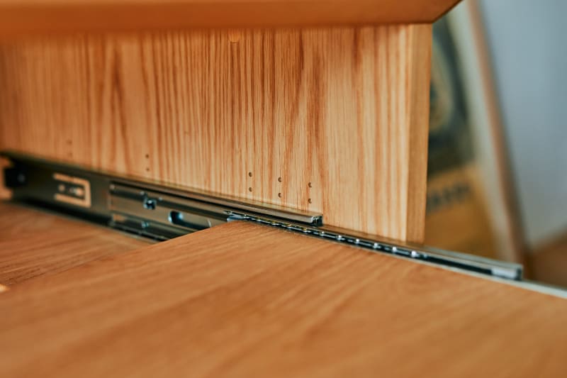 キーボード棚は高さ調節が可能