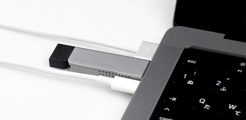 隣のポートに干渉しないデザイン