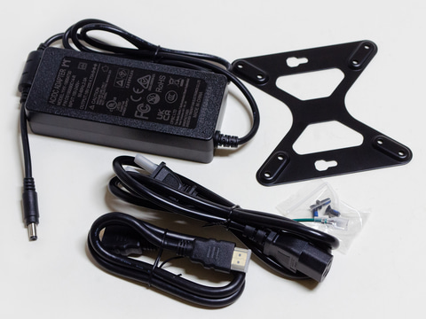 MINISFORUM ミニPC 小型デスクトップ パソコン 電源アダプター付き MINISFORUM、「AMD A4-9120」搭載の超小型デスクトップPCを