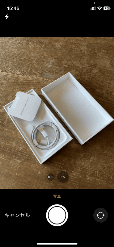 iPhoneやiPad側でカメラが自動的に開きます。シャッターボタンをタップして写真を撮りましょう。撮り終えたら[写真を使用]をタップします。[再撮影]をタップすれば撮り直しできます