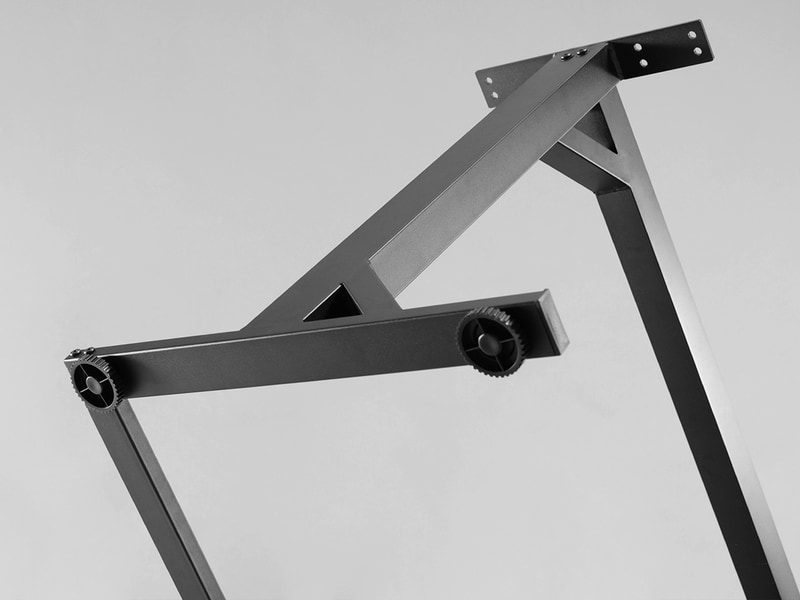 斜めの支柱で揺れを防止する