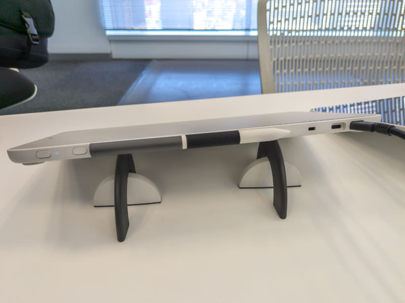 折りたたみ式のスタンド