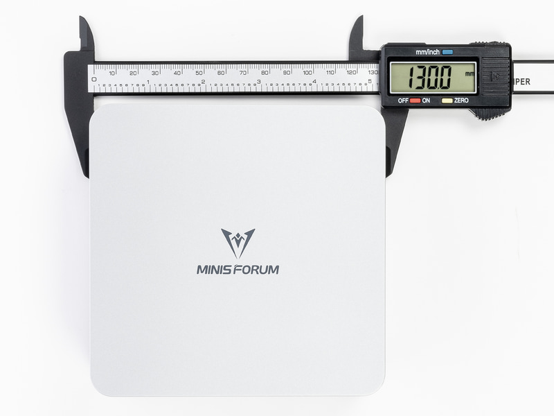 横方向が約130mm、縦方向は約127mm