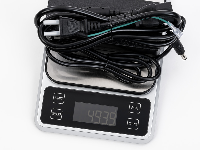 付属のACアダプタとACコードは約494g