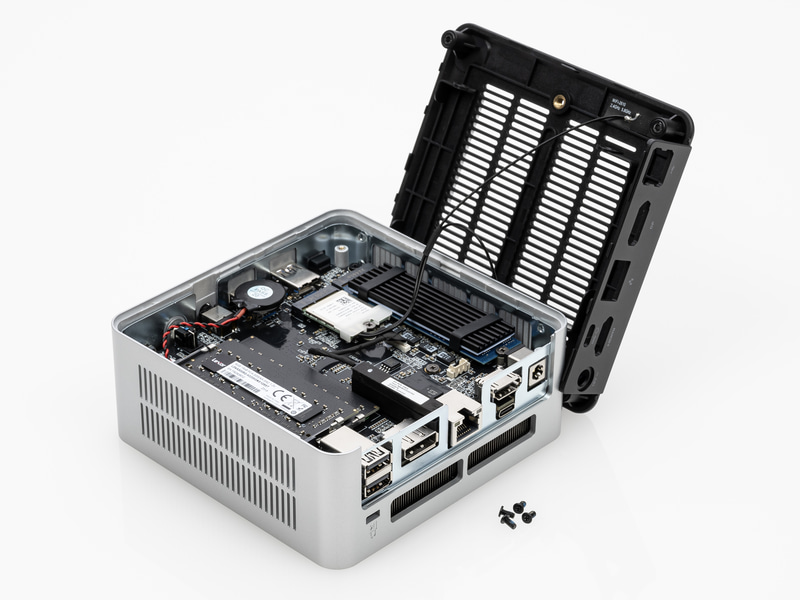 裏蓋部分はネットワークカードのアンテナが2本固定されているため、慎重に分解する必要がある