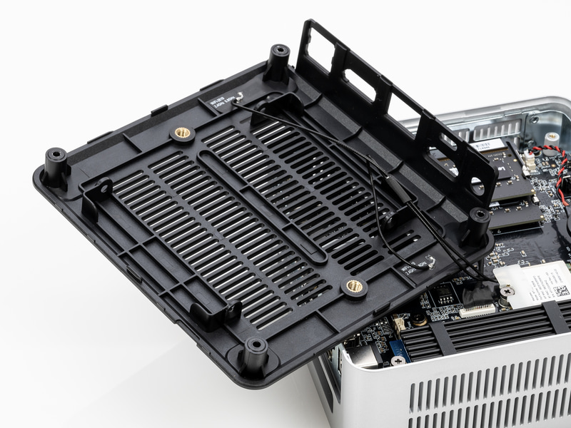 オプションで2.5インチのHDDやSSDが増設可能