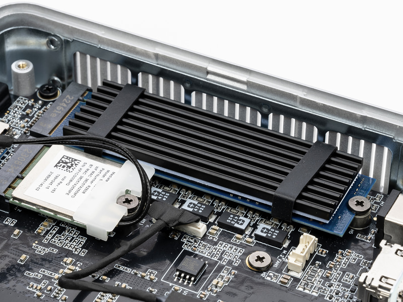 ストレージはヒートシンク付きでKINGSTON OM8PGP4512Q-A0