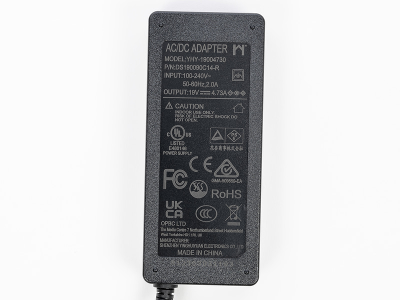 ACアダプタの出力は19Vの4.73Aで89.87W