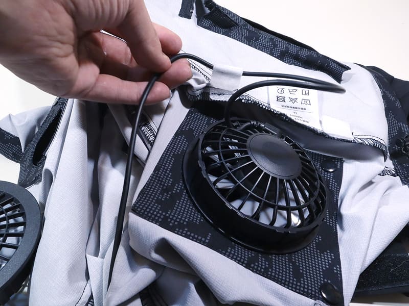 服の中のケーブルの取りまわしはマジックテープを使ってある程度の調整が可能