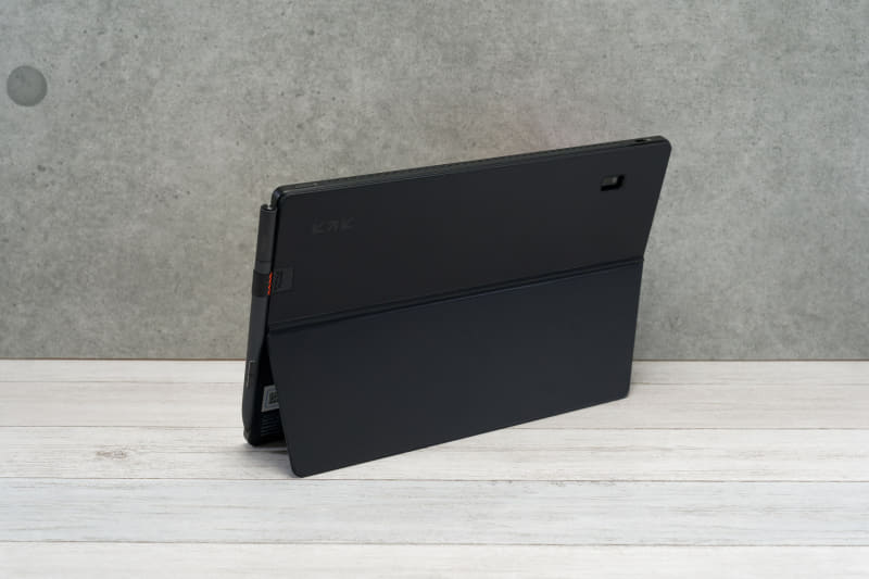 Vivobook 13 Slate OLEDの背面側