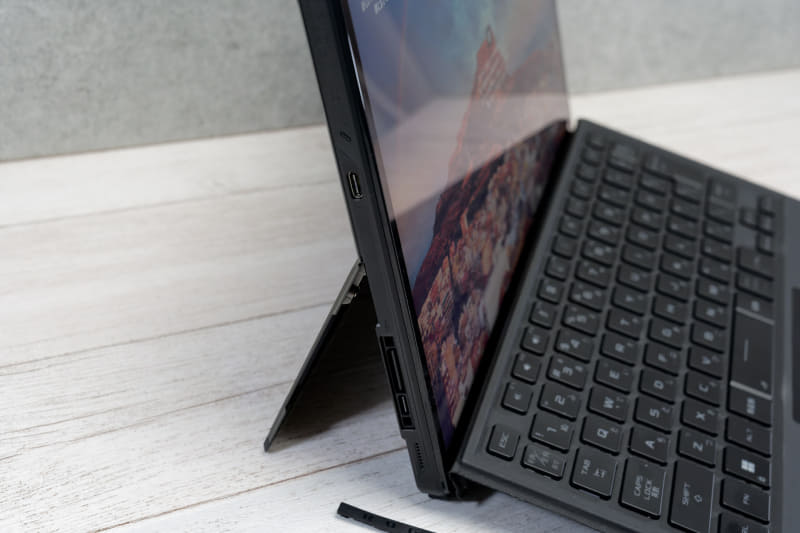 Thunderbolt 4と、その下にはUSB 3.2ポートを兼ねる独自のROG XG Mobileポートを用意