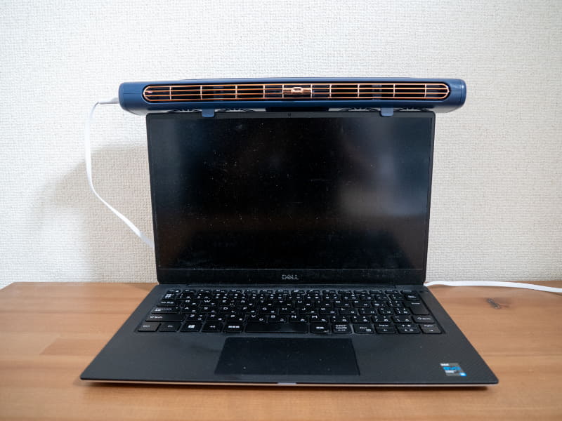 筆者の13型ノートPC「Dell XPS 13」で使用すると少しはみ出る