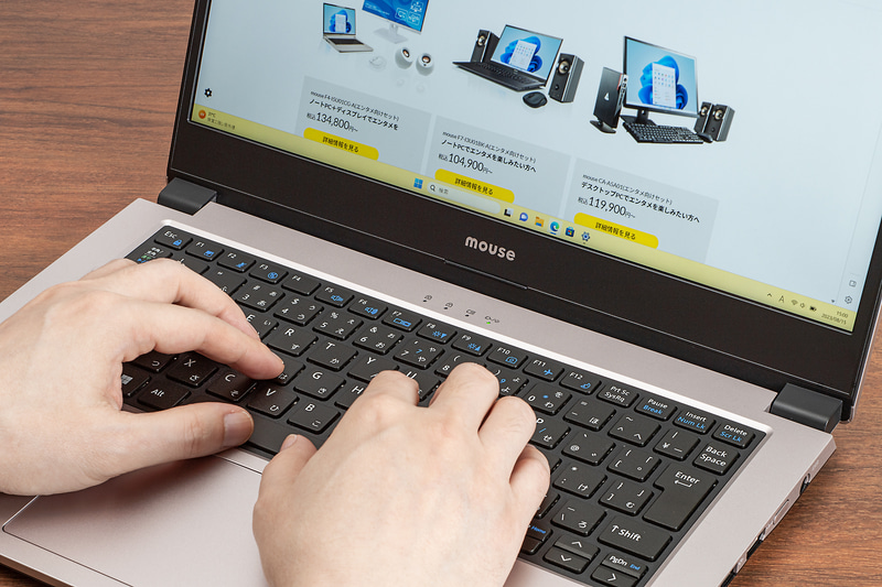 mouse A4はタイピング時の打鍵音が静かなので、図書館など静かな場所でも安心して利用できる