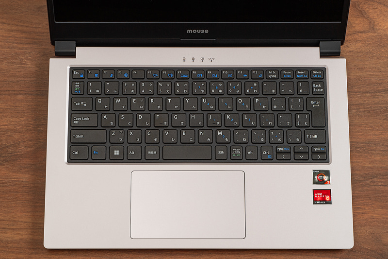 mouse A4に搭載されるキーボード。ゆったりとしたキーピッチと自然な配列、しっかりとした剛性と、非常に扱いやすい