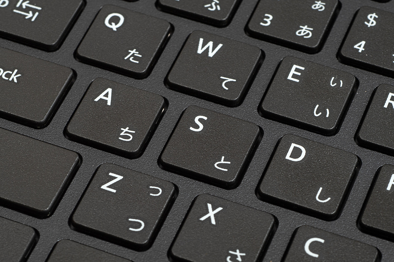 キー刻印は、視認性に優れるユニバーサルフォントを採用しており、こちらもタイピングの軽快さを高める要因となっている