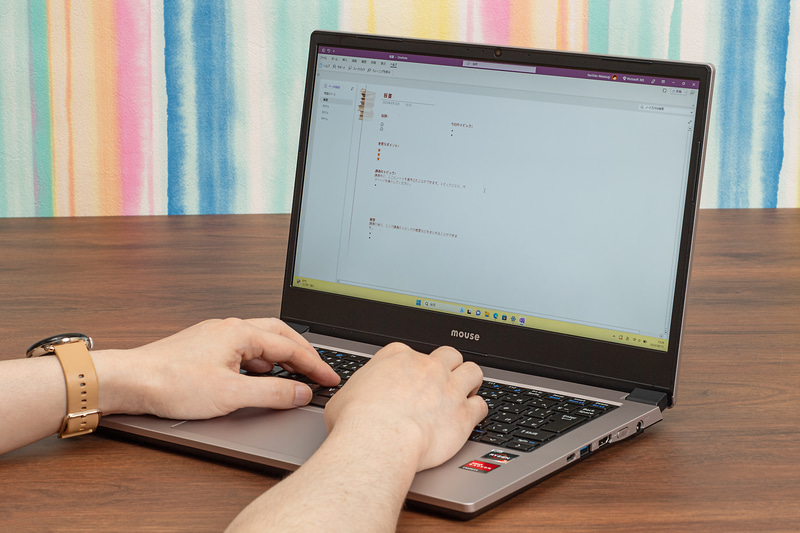 講義など電源の取れない場所で使うことを考え、なるべく長時間のバッテリ駆動時間が行なえるノートPCを選択したい