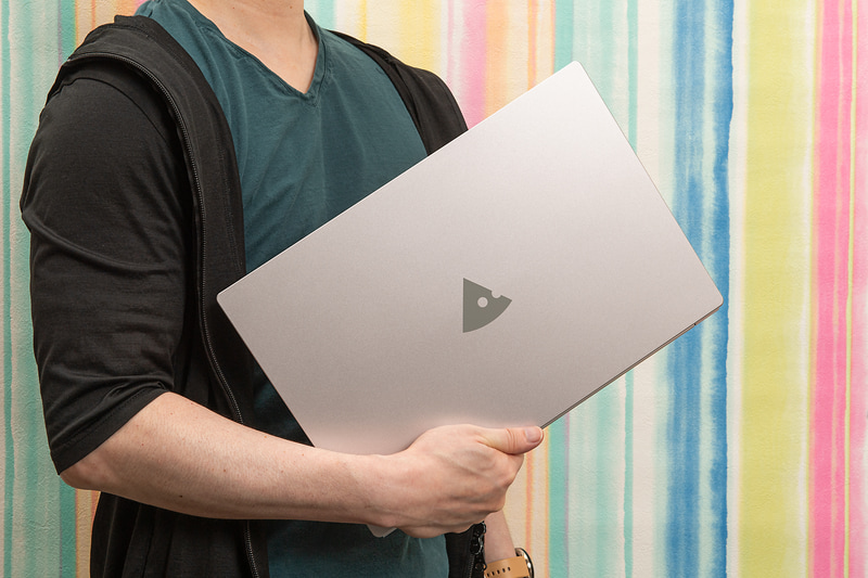 毎日の持ち運びを考えると軽いに超したことはないが、コスパ重視なら1.5kg前後が狙い目。1.5kgまでなら毎日でも持ち運べる