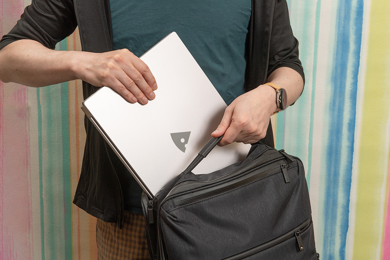 14型くらいまでなら、カバンやリュックにも難なく入れられる