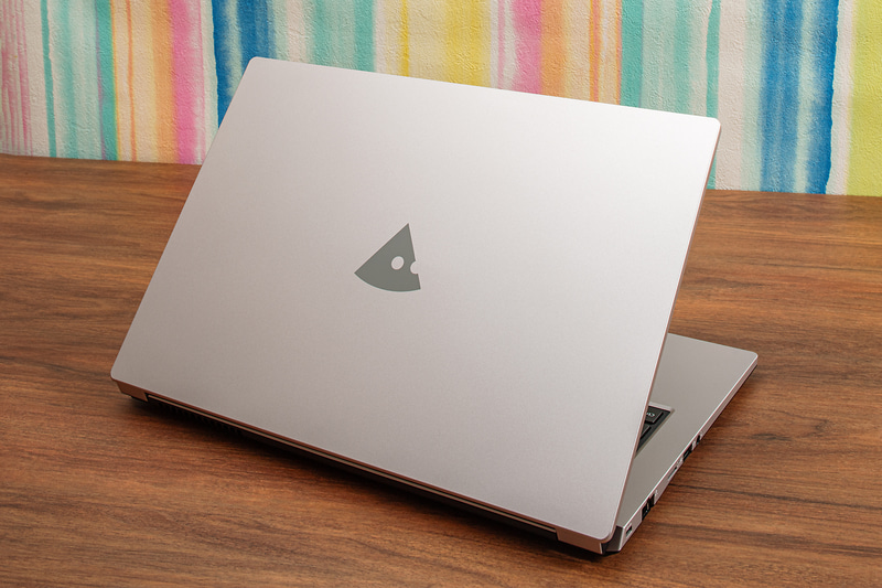 mouse A4は、高コスパなノートPCでありながら、安っぽさを全く感じさせない、なかなか優れたデザインが魅力