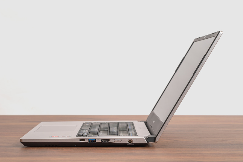 右側面に、USB 3.0 Type-C、USB 3.0、HDMI、電源ボタン、電源端子