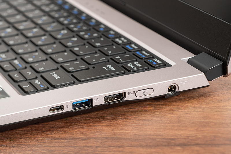 右側面に、USB 3.0 Type-C、USB 3.0、HDMI、電源ボタン、電源端子