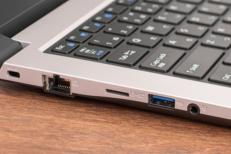 左側面にGigabit Ethernet、microSDカードスロット、USB 3.0、音声入出力