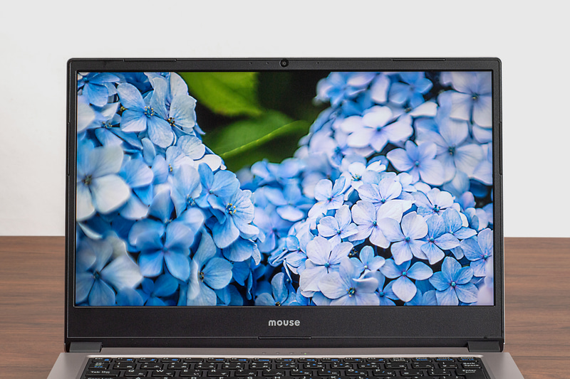 液晶はフルHD(1,920×1,080ドット)で、品質も十分