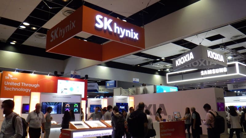 展示会の会場風景。手前がSK hynix、その右奥がキオクシア、さらに奥がSamsungのブース。8月8日夕方に筆者が撮影