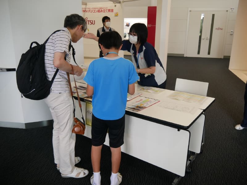 島根富士通を訪れ、受付をする参加者