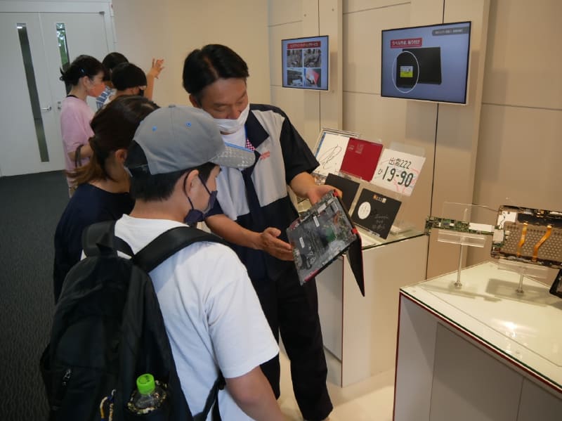 開始時間までの間、ショールームでPCの中身などについて社員が説明