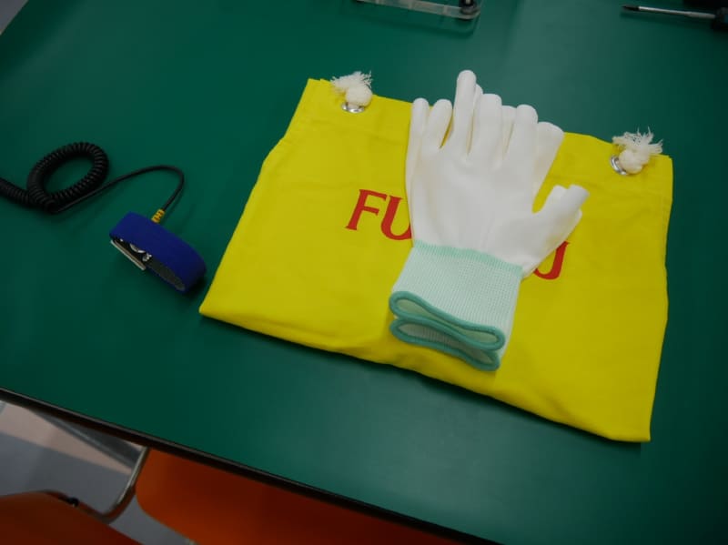 作業する人は手袋とエプロン、静電防止バンドを装着する