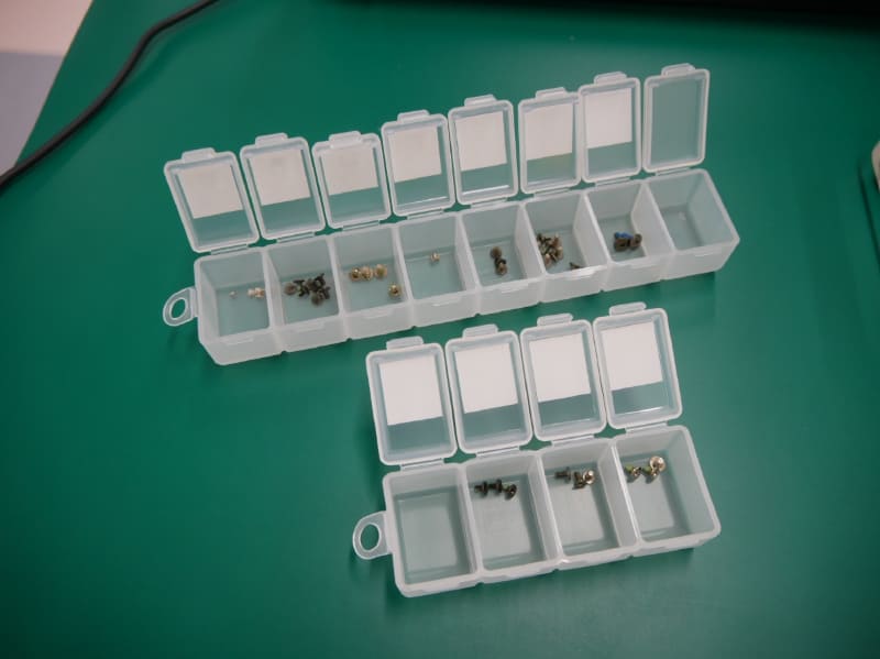 ネジは工程ごとに分類して準備している。手前は練習用のネジ