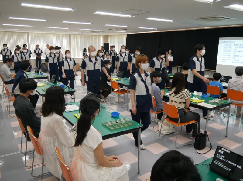 参加者をサポートする社員が入場。毎日、現場で組み立てを行なっているプロたちだ