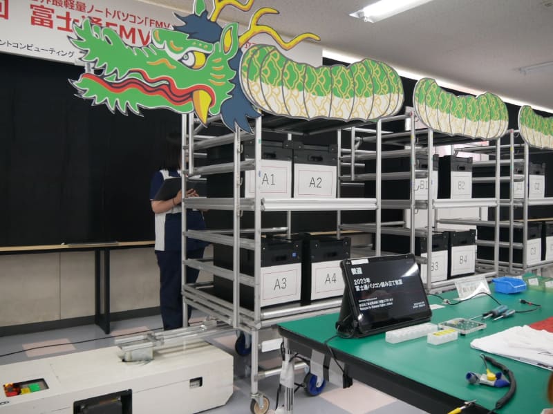 大きな部品はAGV(自動搬送車)で供給。今回は石見神楽バージョンで登場