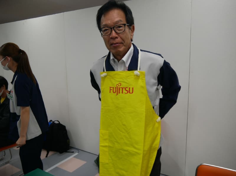 エプロンをつけて、作業準備は万端に