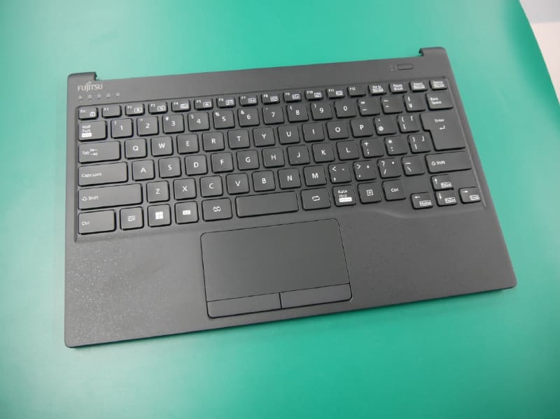 キーボード。ここの裏面にさまざまなパーツを取り付けていく