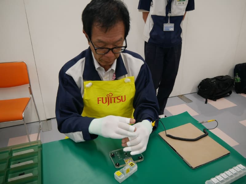 まずはネジ締めの練習からスタート