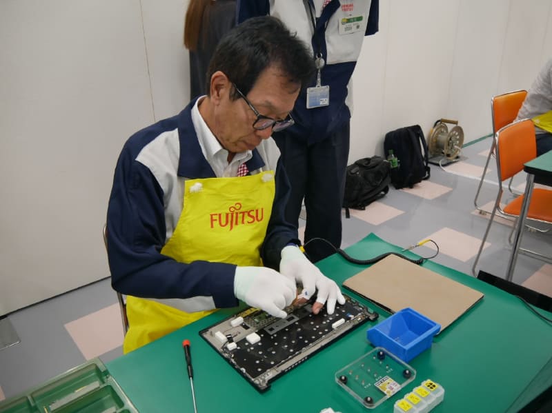 作業開始。キーボードを取り出して、背面のネジ締めから行った。生産工程ではキーボード部だけで70本のネジが使われており、専用のネジ締めロボットが導入されている