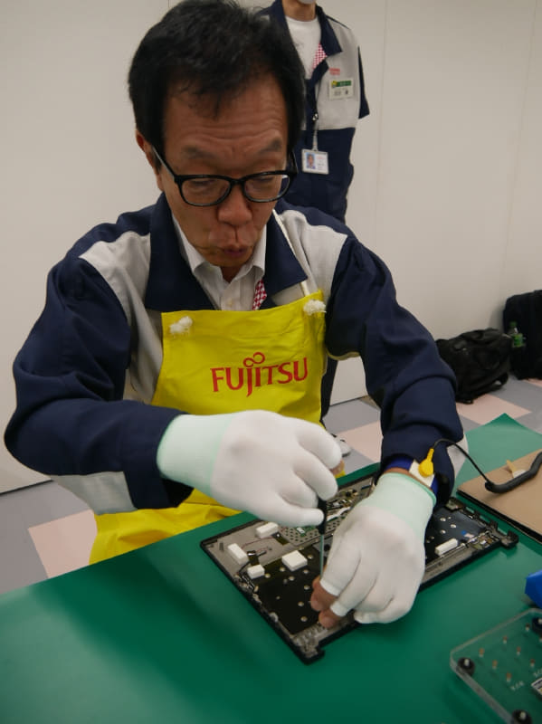 ネジの小ささに、齋藤会長もいきなり厳しい表情に。小さいネジは世界軽量化を目指すための工夫だという