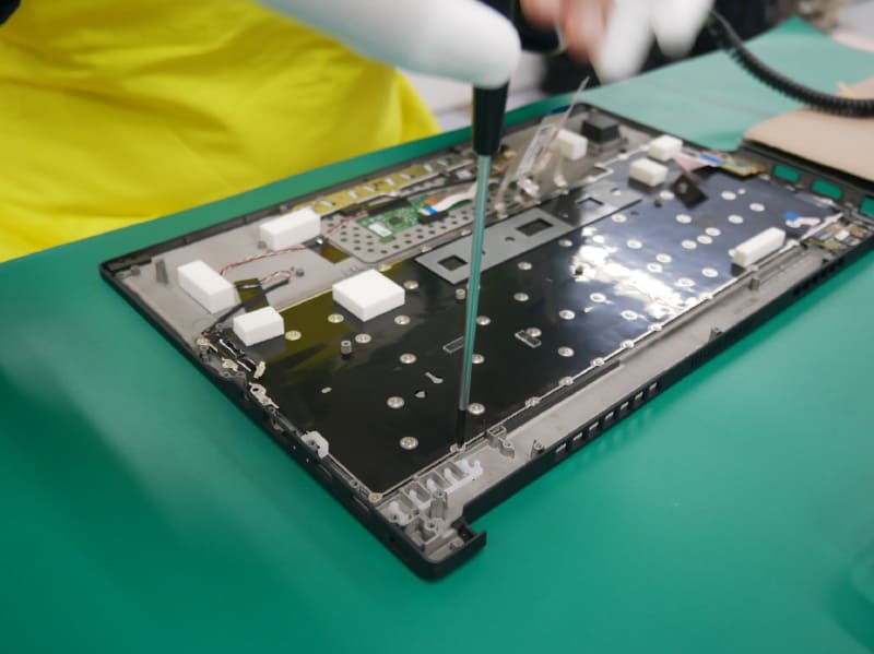 実はこの部分には、かなり小さいネジが使用されており、これが今回用意された難関作業の1つだった