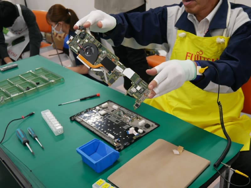 続いてマザーボードを取り出す