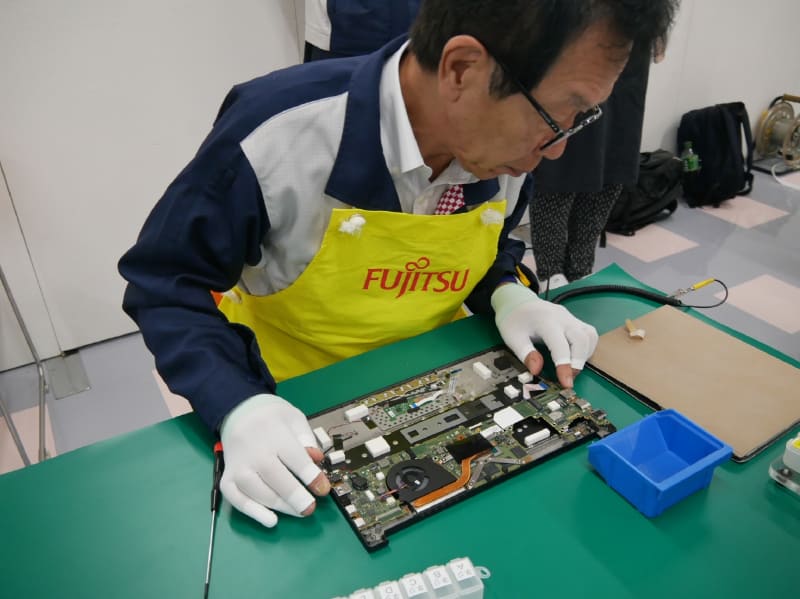 ケーブル類を挟み込まないように、位置を決めていく作業が難しい